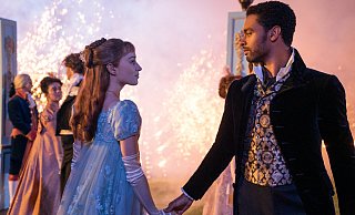 Phoebe Dynevor alias Daphne Brigderton verliebt sich in der ersten Staffel in den verschlossenen Regé-Jean Page alias Simon Basset. Auf eine der Hauptfiguren müssen Fans jetzt jedoch verzichten. - © 2020 Netflix, Inc. Phoebe Dynevor alias Daphne Brigderton verliebt sich in der ersten Staffel in den verschlossenen Regé-Jean Page alias Simon Basset. Auf eine der Hauptfiguren müssen Fans jetzt jedoch verzichten. - © 2020 Netflix, Inc.