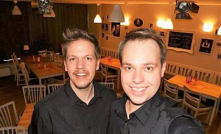 Zimmertheater: Simon Hillebrand (l.) und Stefan Marx gehen auch auf Reisen. - Privat Zimmertheater: Simon Hillebrand (l.) und Stefan Marx gehen auch auf Reisen. - Privat