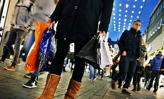 Die Bielefelder City lädt im Advent zum Geschenke-Shopping. - Sarah Jonek (Archiv/Symbolbild) Die Bielefelder City lädt im Advent zum Geschenke-Shopping. - Sarah Jonek (Archiv/Symbolbild)