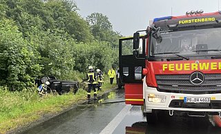 Auf der A33 überschlug sich ein Skoda und landete auf dem Dach liegend im Straßengraben. - Feuerwehr Bad Wünnenberg Auf der A33 überschlug sich ein Skoda und landete auf dem Dach liegend im Straßengraben. - Feuerwehr Bad Wünnenberg