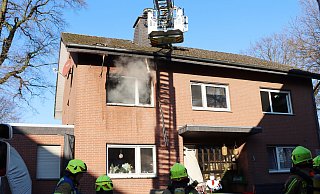 Durch einen gezielten Löschangriff konnte die Feuerwehr eine Brandausbreitung verhindern. - Feuerwehr Delbrück Durch einen gezielten Löschangriff konnte die Feuerwehr eine Brandausbreitung verhindern. - Feuerwehr Delbrück