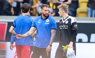 DSC-Trainer Mitch Kniat (l., im Gespräch mit Torwart Jonas Kersken) hält am kurzen Spielaufbau bei Arminia Bielefeld fest. - Oliver Krato DSC-Trainer Mitch Kniat (l., im Gespräch mit Torwart Jonas Kersken) hält am kurzen Spielaufbau bei Arminia Bielefeld fest. - Oliver Krato