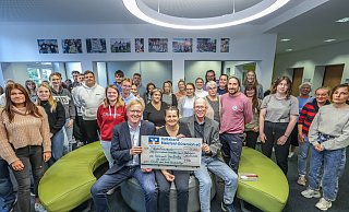15.000 Euro spenden wurden von Monika Dreier, Vorsitzende des Fördervereins (Mitte) an AWO-Vorstand, Thomas Euler (links) und Schulleiter, Tobias Kämper (rechts) übergeben. - Sarah Jonek 15.000 Euro spenden wurden von Monika Dreier, Vorsitzende des Fördervereins (Mitte) an AWO-Vorstand, Thomas Euler (links) und Schulleiter, Tobias Kämper (rechts) übergeben. - Sarah Jonek