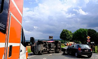 Ein Bulli mit sechs Insassen, die auf dem Heimweg von ihrer Arbeitsstätte bei der Lebenshilfe Lübbecke waren, und einem Fahrer verunglückte in Isenstedt. - Heike von Schulz Ein Bulli mit sechs Insassen, die auf dem Heimweg von ihrer Arbeitsstätte bei der Lebenshilfe Lübbecke waren, und einem Fahrer verunglückte in Isenstedt. - Heike von Schulz
