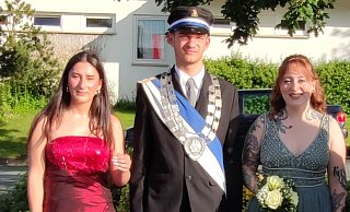 Herlinghausens bester Schütze Marcio Kamnitz mit seinen Ehrendamen Lena Sauerland (l.) und Sarah Brachholz. - Nicole Kuper Herlinghausens bester Schütze Marcio Kamnitz mit seinen Ehrendamen Lena Sauerland (l.) und Sarah Brachholz. - Nicole Kuper