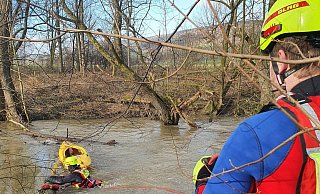 Zur Bergung des Kanu mussten am Mittwoch wegen der starken Nethe-Strömung Spezialisten von der DLRG Brakel anrücken. - DLRG Ortsgruppe Brakel Zur Bergung des Kanu mussten am Mittwoch wegen der starken Nethe-Strömung Spezialisten von der DLRG Brakel anrücken. - DLRG Ortsgruppe Brakel