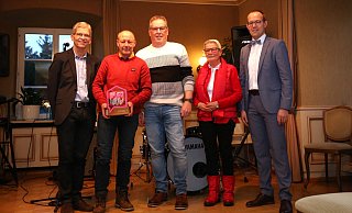 Mehr Gemeinschaft in einer Einreichung war kaum möglich: Der "Heimatverein Eggetal" und "Wir im Eggetal e.V." teilen sich den ersten Platz mit ihrem Gemeinschaftsprojekt "Minigolf-Hütte und E-Bike-Ladestation". - Ilka Gülker Mehr Gemeinschaft in einer Einreichung war kaum möglich: Der "Heimatverein Eggetal" und "Wir im Eggetal e.V." teilen sich den ersten Platz mit ihrem Gemeinschaftsprojekt "Minigolf-Hütte und E-Bike-Ladestation". - Ilka Gülker