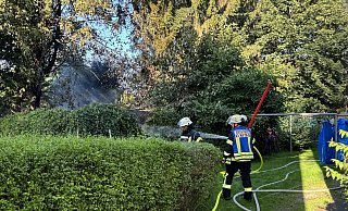 Mit drei Trupps unter Atemschutz gelang es der Feuerwehr, das Feuer schnell zu löschen. - Paul Brinkmann Mit drei Trupps unter Atemschutz gelang es der Feuerwehr, das Feuer schnell zu löschen. - Paul Brinkmann
