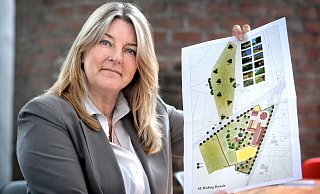 Die Gütersloher Unternehmerin Barbara Hagedorn präsentiert in der "NW"-Redaktion einen Plan ihrer SL Riding Ranch. - Andreas Frücht Die Gütersloher Unternehmerin Barbara Hagedorn präsentiert in der "NW"-Redaktion einen Plan ihrer SL Riding Ranch. - Andreas Frücht