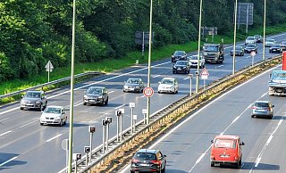 Zwischen Haller Weg und Quelle ist der neue OWD-Asphalt noch zu rutschig. Hier gilt weiterhin Tempo 50. - Jens Reichenbach Zwischen Haller Weg und Quelle ist der neue OWD-Asphalt noch zu rutschig. Hier gilt weiterhin Tempo 50. - Jens Reichenbach