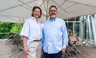 Björn und Silke Laffontien, hier auf der noch im Dornröschenschlaf befindlichen Terraase, sind die neuen Pächter der Gastronomie im Marta. Silke Laffontien übernimmt die Leitung und kehrt zum ursprünglichen Namen "Marta-Café" zurück. - Ralf Bittner Björn und Silke Laffontien, hier auf der noch im Dornröschenschlaf befindlichen Terraase, sind die neuen Pächter der Gastronomie im Marta. Silke Laffontien übernimmt die Leitung und kehrt zum ursprünglichen Namen "Marta-Café" zurück. - Ralf Bittner