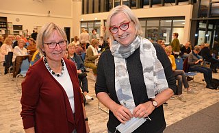 Martina Lange (l.) kann Erfolgsautorin Mechtild Borrmann bereits zum wiederholten Male in Oerlinghausen begrüßen, diesmal in der Mensa der Heinz-Sielmann-Schule. - Karin Prignitz Martina Lange (l.) kann Erfolgsautorin Mechtild Borrmann bereits zum wiederholten Male in Oerlinghausen begrüßen, diesmal in der Mensa der Heinz-Sielmann-Schule. - Karin Prignitz