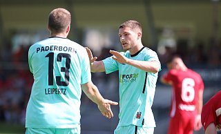 Florent Muslija (r.) hat einen Schlag auf den Fuß bekommen und pausiert. Robert Leipertz fällt für das Auftaktspiel in Fürth aus. - Oliver Krato Florent Muslija (r.) hat einen Schlag auf den Fuß bekommen und pausiert. Robert Leipertz fällt für das Auftaktspiel in Fürth aus. - Oliver Krato