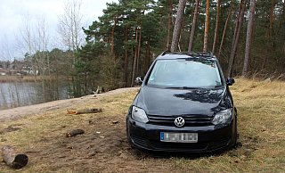 Der Golf stand festgefahren oberhalb des Habichtsees - Polizei Paderborn Der Golf stand festgefahren oberhalb des Habichtsees - Polizei Paderborn