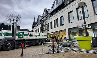 Die Fassade des Gebäudes am Markt wird eingerüstet. - David Schellenberg Die Fassade des Gebäudes am Markt wird eingerüstet. - David Schellenberg