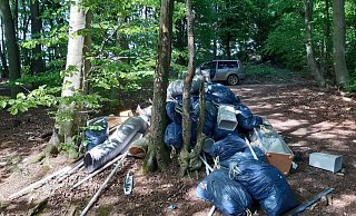 Ein Riesenberg Müll wurde von Unbekannten am Kammweg des Wiehengebirges entsorgt. In einigen der blauen Müllsäcke befanden sich große Mengen alter Leuchtstoffröhren. - Markus Uhr Ein Riesenberg Müll wurde von Unbekannten am Kammweg des Wiehengebirges entsorgt. In einigen der blauen Müllsäcke befanden sich große Mengen alter Leuchtstoffröhren. - Markus Uhr