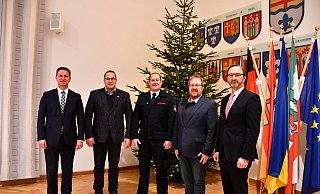 Freuen sich, dass der Bevölkerungsschutz im Kreis Höxter mit der Neuaufstellung für die Zukunft gut gerüstet ist (von links): Landrat Michael Stickeln, Thomas Krämer (Leiter der Abteilung Rettungsdienst des Kreises Höxter), Daniel Wulf (Leiter der Kreisleitstelle) Stefan Nostitz (Leiter der Abteilung Feuer-, Katastrophen- und Zivilschutz) und Matthias Kämpfer (Leiter des Fachbereichs Öffentliche Sicherheit beim Kreis Höxter). - Kreis Höxter Freuen sich, dass der Bevölkerungsschutz im Kreis Höxter mit der Neuaufstellung für die Zukunft gut gerüstet ist (von links): Landrat Michael Stickeln, Thomas Krämer (Leiter der Abteilung Rettungsdienst des Kreises Höxter), Daniel Wulf (Leiter der Kreisleitstelle) Stefan Nostitz (Leiter der Abteilung Feuer-, Katastrophen- und Zivilschutz) und Matthias Kämpfer (Leiter des Fachbereichs Öffentliche Sicherheit beim Kreis Höxter). - Kreis Höxter