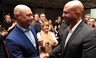 Der unterlegene CDU-Kandidat Jörg-Michael Schrader (l.) gratuliert dem SPD-Kandidaten und künftigen Minden-Lübbecker Landrat Ali Dogan. - Joern Spreen-Ledebur Der unterlegene CDU-Kandidat Jörg-Michael Schrader (l.) gratuliert dem SPD-Kandidaten und künftigen Minden-Lübbecker Landrat Ali Dogan. - Joern Spreen-Ledebur