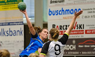Brakes Katharina Lange (l.) erzielte drei Tore beim Spiel gegen Hüllhorst. - Andreas Zobe Brakes Katharina Lange (l.) erzielte drei Tore beim Spiel gegen Hüllhorst. - Andreas Zobe