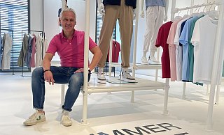 Brax-Geschäftsführer und Unternehmenssprecher Marc Freyberg inmitten der neuen Frühjahrs-/Sommerkollektion, die gerade auch auf den Düsseldorfer Fahion-Days vorgestellt wird. Vorab gab er einen Einblick im Showroom des Unternehmens an der Wittekindstraße in Herford. "Summer Delight" bedeutet soviel wie Sommer-Vergnügen. - Natalie Gottwald Brax-Geschäftsführer und Unternehmenssprecher Marc Freyberg inmitten der neuen Frühjahrs-/Sommerkollektion, die gerade auch auf den Düsseldorfer Fahion-Days vorgestellt wird. Vorab gab er einen Einblick im Showroom des Unternehmens an der Wittekindstraße in Herford. "Summer Delight" bedeutet soviel wie Sommer-Vergnügen. - Natalie Gottwald