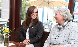 Die Kandidatin Julia Eisentraut (links) tauscht sich mit Birgit Kampmann, Sprecherin der Grünen in Leopoldshöhe, im Café 104 über die Pläne zum Neubaugebiet Brunsheide aus. - Knut Dinter Die Kandidatin Julia Eisentraut (links) tauscht sich mit Birgit Kampmann, Sprecherin der Grünen in Leopoldshöhe, im Café 104 über die Pläne zum Neubaugebiet Brunsheide aus. - Knut Dinter