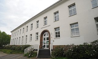 Vor dem Lübbecker Amtsgericht muss die Frage geklärt werden, wer bei dem schweren Verkehrsunfall Anfang Juli 2022 in Nettelstedt am Steuer des Autos saß. - Joern Spreen-Ledebur Vor dem Lübbecker Amtsgericht muss die Frage geklärt werden, wer bei dem schweren Verkehrsunfall Anfang Juli 2022 in Nettelstedt am Steuer des Autos saß. - Joern Spreen-Ledebur