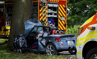 Der Fahrer dieses Cabrios ist am Donnerstag aus ungeklärter Ursache gegen einen Baum gefahren. Er musste von der Feuerwehr befreit werden. - Freitag TV Der Fahrer dieses Cabrios ist am Donnerstag aus ungeklärter Ursache gegen einen Baum gefahren. Er musste von der Feuerwehr befreit werden. - Freitag TV