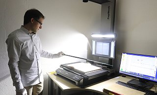 Der neue Scanner macht ein Bild von oben. Damit alles einheitlich ist, muss Patrik Stuke Bildausschnitt und Buchwaage immer mal wieder neu ausrichten und anpassen. - Judith Gladow Der neue Scanner macht ein Bild von oben. Damit alles einheitlich ist, muss Patrik Stuke Bildausschnitt und Buchwaage immer mal wieder neu ausrichten und anpassen. - Judith Gladow