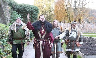 Der Paderborner Fürstbischof Simon bringt 1250 das Stadtrecht nach Höxter. - Burkhard Battran Der Paderborner Fürstbischof Simon bringt 1250 das Stadtrecht nach Höxter. - Burkhard Battran