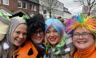 Jana, Julia, Jenny und Rebecca sind als buntes Quartett aus dem karnevalsfreien Norden des Kreises Gütersloh angereist. - Burkhard Hoeltzenbein Jana, Julia, Jenny und Rebecca sind als buntes Quartett aus dem karnevalsfreien Norden des Kreises Gütersloh angereist. - Burkhard Hoeltzenbein