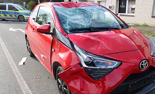 Der Toyota wurde durch den Aufprall stark beschädigt und musste abgeschleppt werden. - Kreispolieibehörde Minden-Lübbecke Der Toyota wurde durch den Aufprall stark beschädigt und musste abgeschleppt werden. - Kreispolieibehörde Minden-Lübbecke