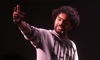 Podcaster Nizar Akremi bei einem Auftritt in Emmerich im Jahr 2019. - IMAGO/Funke Foto Services Podcaster Nizar Akremi bei einem Auftritt in Emmerich im Jahr 2019. - IMAGO/Funke Foto Services