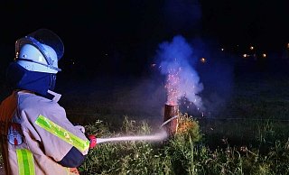 Zweimal brannten im Mai mitten in der Nacht am Rande von Ottbergen Zaunpfähle aus Holz. Eine Selbstentzündung hält Höxters Stadtbrandmeister Jürgen Schmits für ausgeschlossen. - Feuerwehr Höxter Zweimal brannten im Mai mitten in der Nacht am Rande von Ottbergen Zaunpfähle aus Holz. Eine Selbstentzündung hält Höxters Stadtbrandmeister Jürgen Schmits für ausgeschlossen. - Feuerwehr Höxter