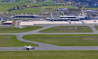 Der Flughafen im Kreis Paderborn existiert seit 55 Jahren. Ob privat oder beruflich - viele Menschen nutzen den OWL-Airport. - Jens Reddeker Der Flughafen im Kreis Paderborn existiert seit 55 Jahren. Ob privat oder beruflich - viele Menschen nutzen den OWL-Airport. - Jens Reddeker