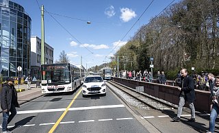 An der derzeitigen Endhaltestelle der Stadtbahnlinie 1 "Brackwede Bahnhof" herrscht nun täglich reger Betrieb. Drumherum ist ein temporärer Busbahnhof mit fünf Fahrgaststeigen entstanden. Dem Autoverkehr steht auf der Artur-Ladebeck-Straße Richtung Brackwede deshalb nur noch ein Fahrstreifen zur Verfügung. - Jörg Dieckmann - www.dieckmann-fotodesign.de An der derzeitigen Endhaltestelle der Stadtbahnlinie 1 "Brackwede Bahnhof" herrscht nun täglich reger Betrieb. Drumherum ist ein temporärer Busbahnhof mit fünf Fahrgaststeigen entstanden. Dem Autoverkehr steht auf der Artur-Ladebeck-Straße Richtung Brackwede deshalb nur noch ein Fahrstreifen zur Verfügung. - Jörg Dieckmann - www.dieckmann-fotodesign.de