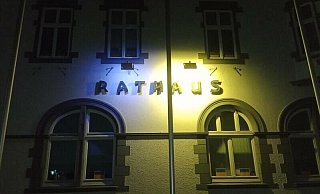 Angesichts des Ukraine-Krieges wurde das Rathaus in Pr. Oldendorf Anfang März kurzzeitig nachts blau und gelb angestrahlt. Der Rat hat jetzt die Verringerung der Straßenbeleuchtungszeiten beschlossen, um Energie zu sparen. - Stadt Pr. Oldendorf Angesichts des Ukraine-Krieges wurde das Rathaus in Pr. Oldendorf Anfang März kurzzeitig nachts blau und gelb angestrahlt. Der Rat hat jetzt die Verringerung der Straßenbeleuchtungszeiten beschlossen, um Energie zu sparen. - Stadt Pr. Oldendorf
