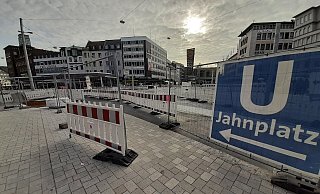 Orientierung fällt schwer: Pfeile sollen Fußgängern den Weg über den Jahnplatz zeigen. Doch das klappt nur wenig. - NW Orientierung fällt schwer: Pfeile sollen Fußgängern den Weg über den Jahnplatz zeigen. Doch das klappt nur wenig. - NW