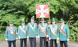 Diözesankönig Bernd Petermeier, Bezirksbundesmeister Olaf Pippert, Jürgen Schütte (Wewer), Bezirkskönig Andre Ikenmeyer (Elsen), Wolfgang Pladwich (Schloß Neuhaus) und Ulrich Göke (Benhausen) beim Bezirkskönigsschießen in Schloß Neuhaus. - Bürgerschützenverein Schloß Neuhaus Diözesankönig Bernd Petermeier, Bezirksbundesmeister Olaf Pippert, Jürgen Schütte (Wewer), Bezirkskönig Andre Ikenmeyer (Elsen), Wolfgang Pladwich (Schloß Neuhaus) und Ulrich Göke (Benhausen) beim Bezirkskönigsschießen in Schloß Neuhaus. - Bürgerschützenverein Schloß Neuhaus