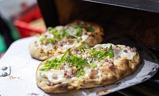 Beim Weinmarkt wird nicht nur angestoßen. Die Gastronomen bieten viele Leckereien wie Flammkuchen passend zum Wein an. - Oliver Krato Beim Weinmarkt wird nicht nur angestoßen. Die Gastronomen bieten viele Leckereien wie Flammkuchen passend zum Wein an. - Oliver Krato