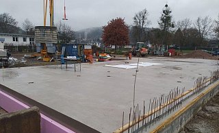 Das Fundament des neuen Freibad-Umkleidegebäudes. Im Sommer wird hier aber noch keine Nutzung möglich sein. - Stadt Das Fundament des neuen Freibad-Umkleidegebäudes. Im Sommer wird hier aber noch keine Nutzung möglich sein. - Stadt