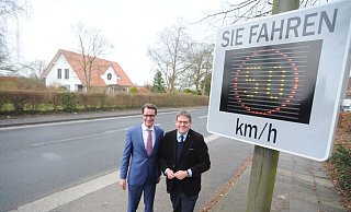Die Gemeinde Stemwede hatte vor gut drei Jahren Tempo-Messgeräte gekauft, die sowohl Smileys als auch das Tempo anzeigen. Die Geräte stellte Bürgermeister Kai Abruszat damals NRW-Verkehrsminister Hendrik Wüst vor. - Archiv Joern Spreen-Ledebur Die Gemeinde Stemwede hatte vor gut drei Jahren Tempo-Messgeräte gekauft, die sowohl Smileys als auch das Tempo anzeigen. Die Geräte stellte Bürgermeister Kai Abruszat damals NRW-Verkehrsminister Hendrik Wüst vor. - Archiv Joern Spreen-Ledebur