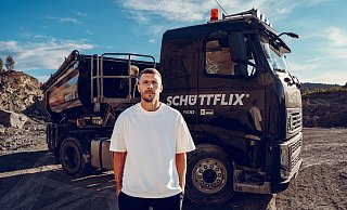 Lukas Podolski beim Fotoshooting in einem Steinbruch in der polnischen Ortschaft Wadowice. - Robert Schlesinger/Schüttflix Lukas Podolski beim Fotoshooting in einem Steinbruch in der polnischen Ortschaft Wadowice. - Robert Schlesinger/Schüttflix