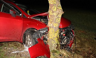 Der Seat wurde bei dem Aufprall auf den Baum stark zerstört. - Polizei Der Seat wurde bei dem Aufprall auf den Baum stark zerstört. - Polizei