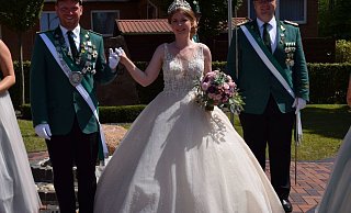 König Marcel Knaup (l.) genoss zusammen mit seiner Märchenkönigin Vanessa Dewenter und Oberst Frank Sander den Umzug bei allerbesten Schützenfestwetter. - Anja Ebner König Marcel Knaup (l.) genoss zusammen mit seiner Märchenkönigin Vanessa Dewenter und Oberst Frank Sander den Umzug bei allerbesten Schützenfestwetter. - Anja Ebner