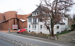 Die ehemalige Villa Kohlhas wurde ursprünglich als Depot für das Marta gekauft, stattdessen aber für die Bildungs- und Vermittlungsangebote genutzt und wird jetzt von der Stiftung Ahlers pro Arte bezogen. Die hatte bisher eine Villa in Elverdissen genutzt. - Ralf Bittner Die ehemalige Villa Kohlhas wurde ursprünglich als Depot für das Marta gekauft, stattdessen aber für die Bildungs- und Vermittlungsangebote genutzt und wird jetzt von der Stiftung Ahlers pro Arte bezogen. Die hatte bisher eine Villa in Elverdissen genutzt. - Ralf Bittner