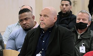 Frank Hanebuth (Mitte), ehemaliger Rocker-Boss, sitzt in einem Gerichtssaal des nationalen spanischen Gerichtshofes. Er und weitere 48 Personen stehen unter anderem wegen Bildung einer kriminellen Vereinigung, Drogenhandel, Zuhälterei und Bedrohung auf Mallorca vor Gericht. - dpa Frank Hanebuth (Mitte), ehemaliger Rocker-Boss, sitzt in einem Gerichtssaal des nationalen spanischen Gerichtshofes. Er und weitere 48 Personen stehen unter anderem wegen Bildung einer kriminellen Vereinigung, Drogenhandel, Zuhälterei und Bedrohung auf Mallorca vor Gericht. - dpa