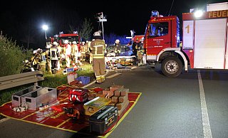 Löschzug Warburg steht an der Fahrertür des Feuerwehrfahrzeugs. Die Einsatzkräfte halfen auf Borgentreicher Gebiet. Foto: Dieter Scholz - dieter scholz Löschzug Warburg steht an der Fahrertür des Feuerwehrfahrzeugs. Die Einsatzkräfte halfen auf Borgentreicher Gebiet. Foto: Dieter Scholz - dieter scholz