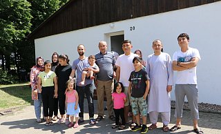 In Afghanistan haben die Familien Mohammadi, Zaland und Panahi als Ortskräfte für Deutschland oder internationale Hilfsorganisationen gearbeitet. Nach der Machtübernahme der Taliban mussten sie deshalb um Leib und Leben fürchten. Derzeit leben die drei Familien im Übergangswohnheim in Wehdem und wünschen sich nichts mehr als ein Haus oder eine Mietwohnung. - Sonja Rohlfing In Afghanistan haben die Familien Mohammadi, Zaland und Panahi als Ortskräfte für Deutschland oder internationale Hilfsorganisationen gearbeitet. Nach der Machtübernahme der Taliban mussten sie deshalb um Leib und Leben fürchten. Derzeit leben die drei Familien im Übergangswohnheim in Wehdem und wünschen sich nichts mehr als ein Haus oder eine Mietwohnung. - Sonja Rohlfing