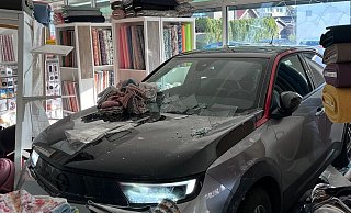 In dem Hövelhofer Laden ist durch den Unfall erheblicher Sachschaden entstanden. - Polizei In dem Hövelhofer Laden ist durch den Unfall erheblicher Sachschaden entstanden. - Polizei