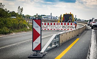 Die Baustelleneinrichtung im Bereich der Graphia-Brücke des Ostwestfalendamms wird abgebaut. Ab Freitag gilt wieder freie Fahrt. - Mike-Dennis Müller / www.mdm.photo Die Baustelleneinrichtung im Bereich der Graphia-Brücke des Ostwestfalendamms wird abgebaut. Ab Freitag gilt wieder freie Fahrt. - Mike-Dennis Müller / www.mdm.photo